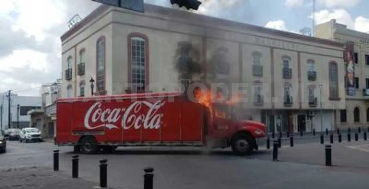 A choferes que llevaban pasaje se les impidió seguir trabajando, lo que también causó molestia pues las unidades fueron retiradas con una grúa. Agencias