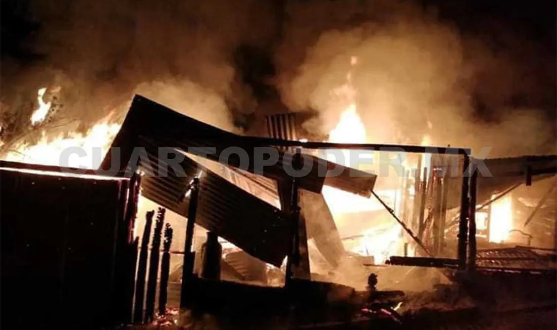 Un posible cortocircuito dio origen al incendio de un domicilio en la colonia Maravilla en San Cristóbal, durante la noche del viernes. Manuel Martínez / CP