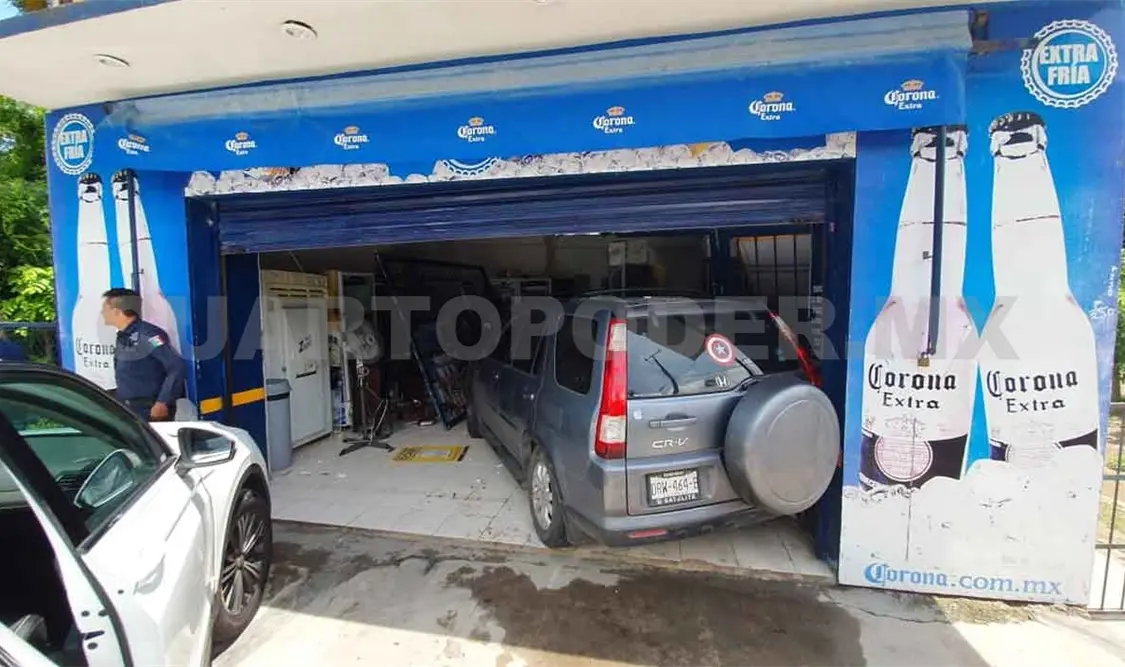 Se mete con todo y camioneta en negocio
