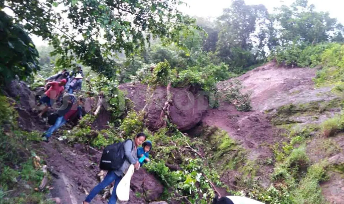 Derrumbes por lluvias obstaculizan caminos