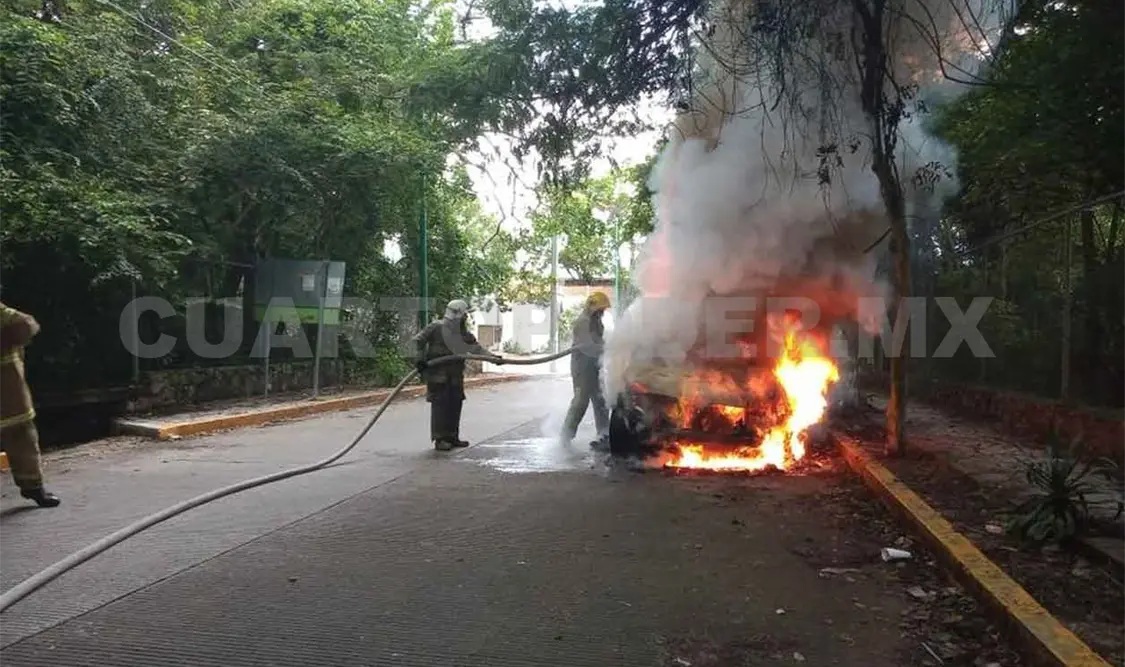 Se incendia auto compacto y queda reducido a cenizas