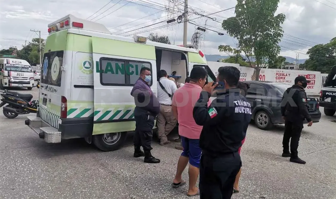 Conductor de motoneta es enviado al hospital