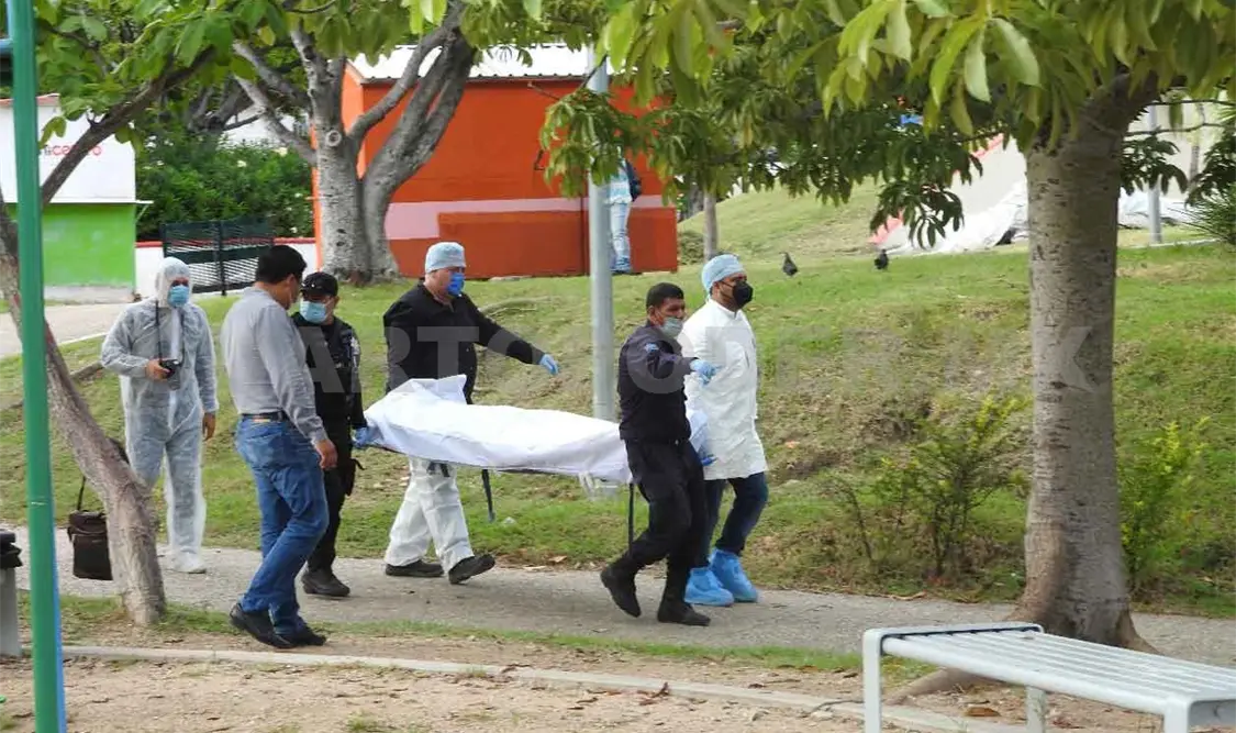 Hallan muerto a hombre en banca de un parque