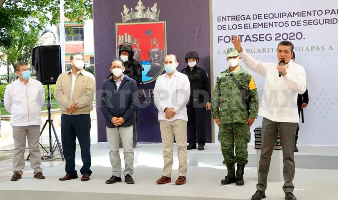 Entrega Rutilio Escandón equipamiento a policías