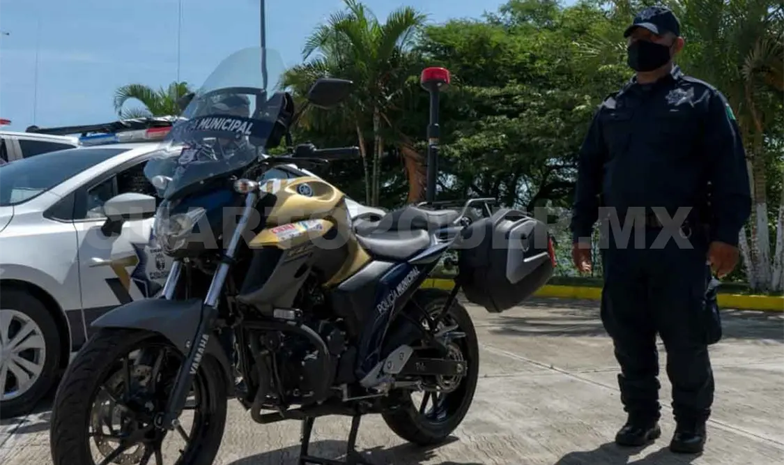 Entregan uniformes y equimamiento a policías