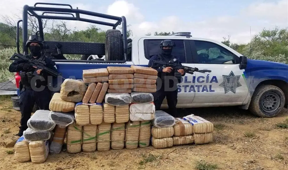 La droga estaba en un bulto cubierto con dos lonas; eran 44 paquetes confeccionados con cinta canela, costales y plástico. Agencias