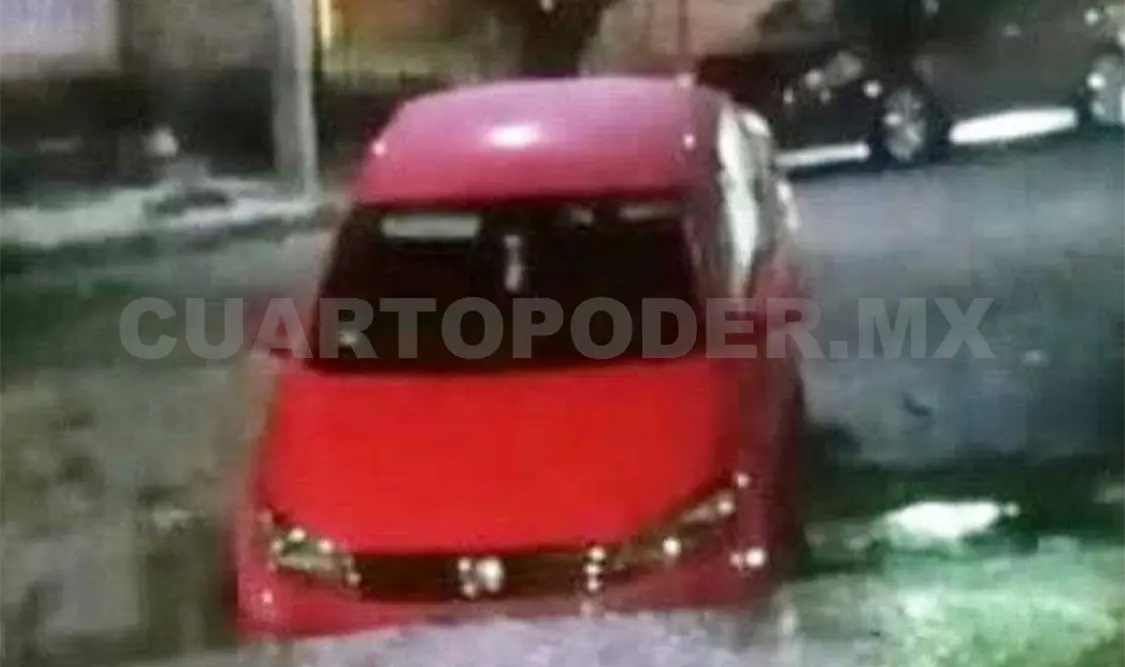 La imagen captada con celular muestra el momento en que un automóvil cae a un agujero en la zona oriente-norte de Tuxtla. CP