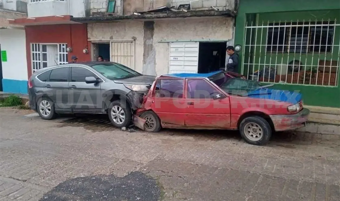 Camioneta se impacta en Tsuru aparcado
