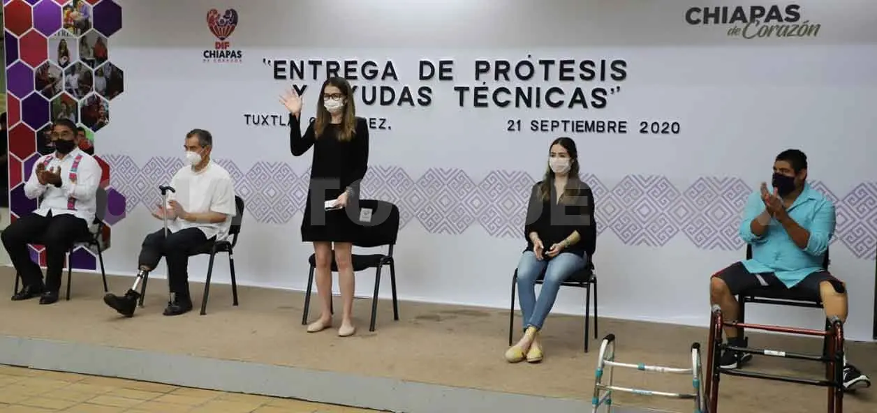 Entrega apoyos a personas con discapacidad