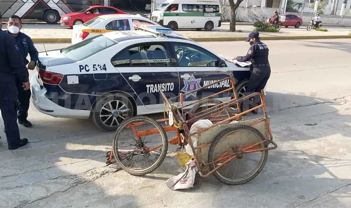 Se estrella moto contra triciclero en libramiento