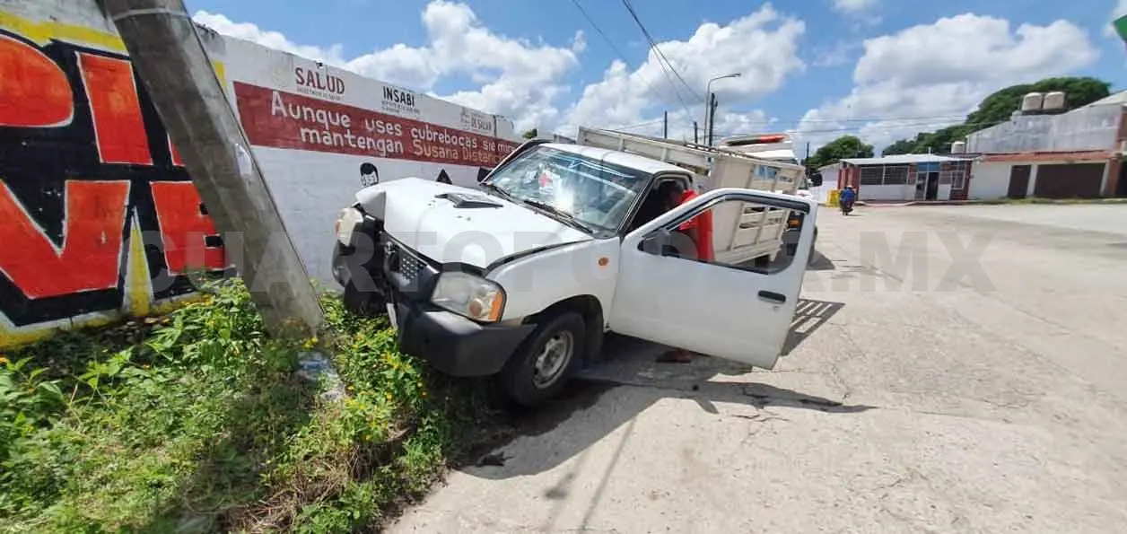 Mujer lesionada al chocar en poste