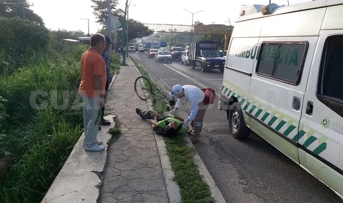 Embisten a ciclista y resulta malherido