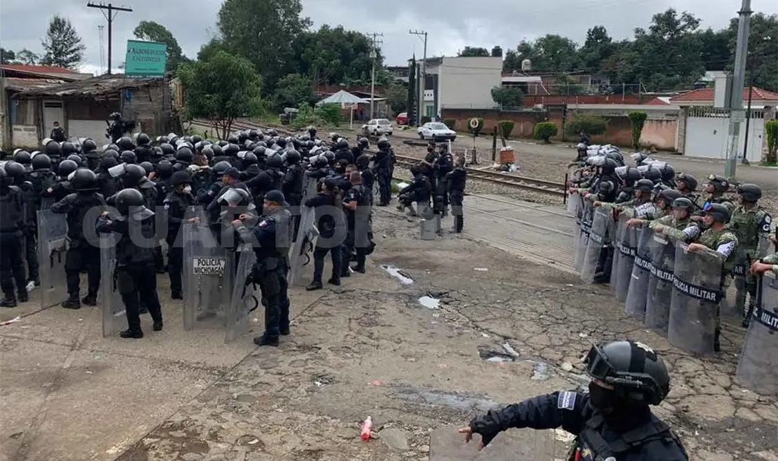 Desalojan a maestros y normalistas en bloqueos