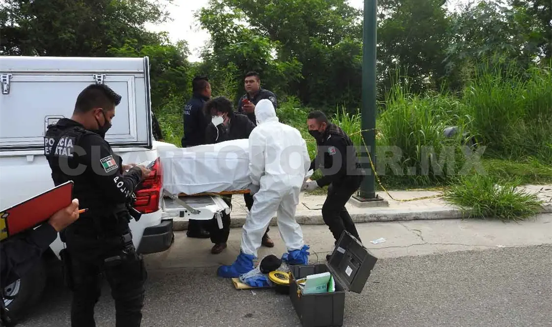 Localizan cadáver en un tinaco junto a la carretera