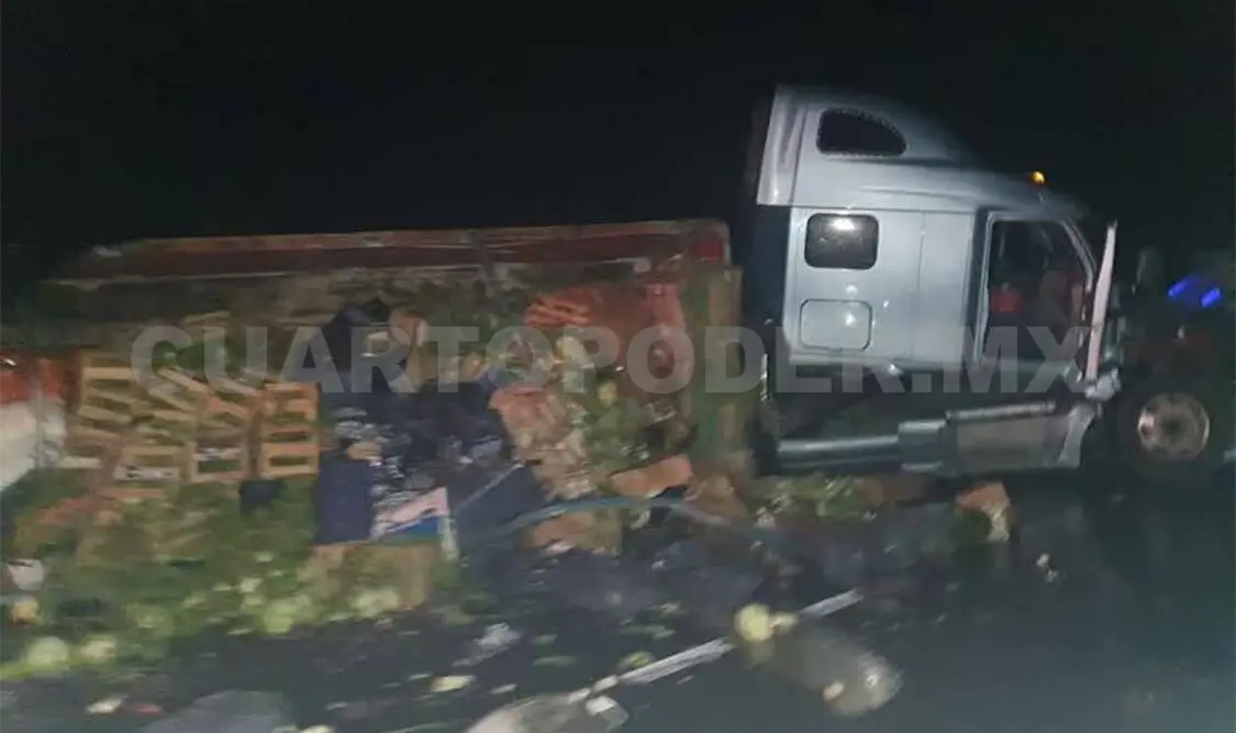 Vuelca tráiler verdulero al impactar semovientes