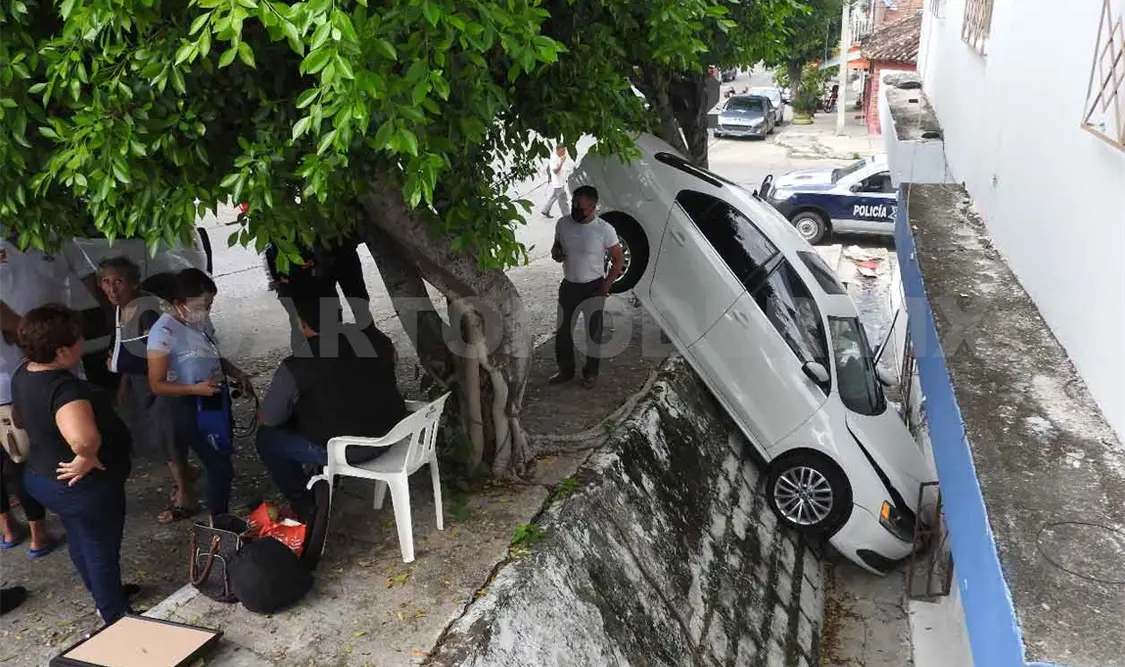 Colisiona y su vehículo se precipita en andador