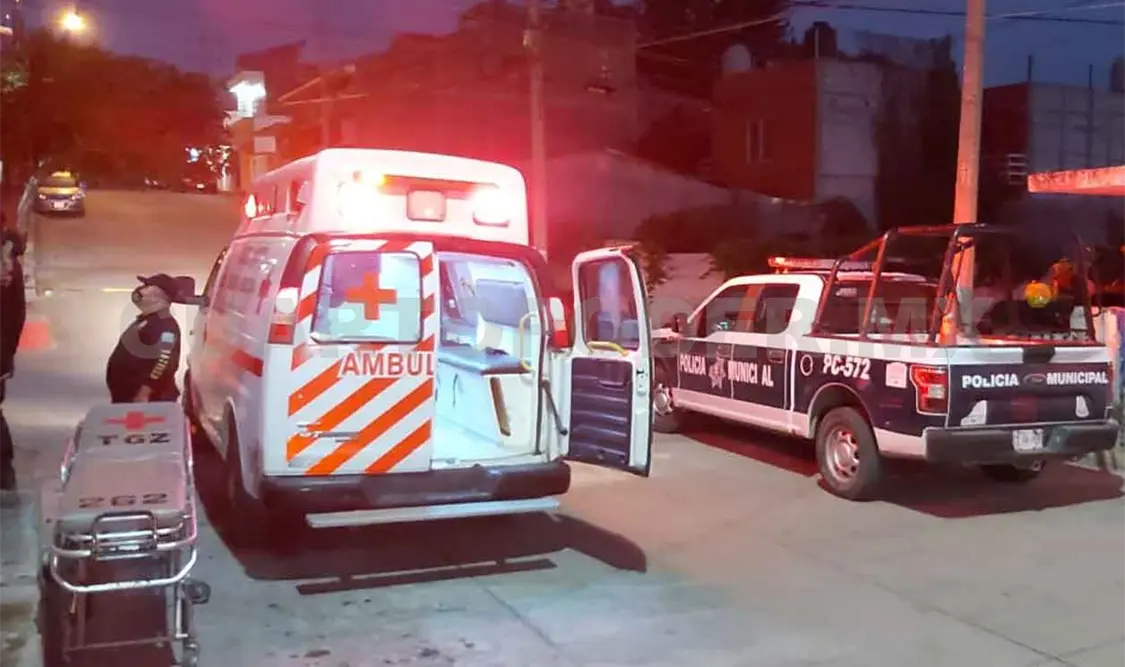 Golpean y acuchillan a sujeto dentro de un bar
