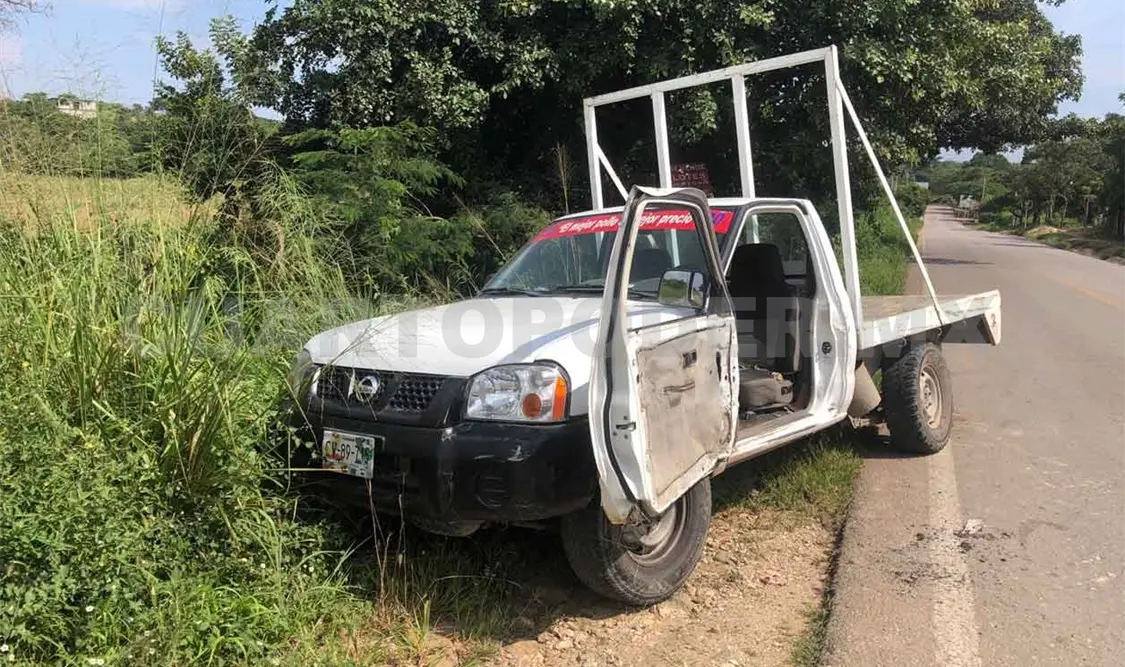 Camioneta sin frenos provoca destrozos; un joven lesionado