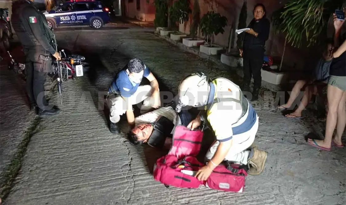 Se estrella motociclista en vehículo estacionado