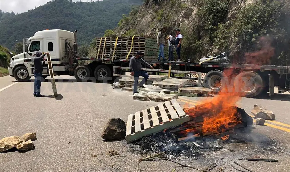 Docentes bloquean carretera SCLC-Tuxtla Gutiérrez