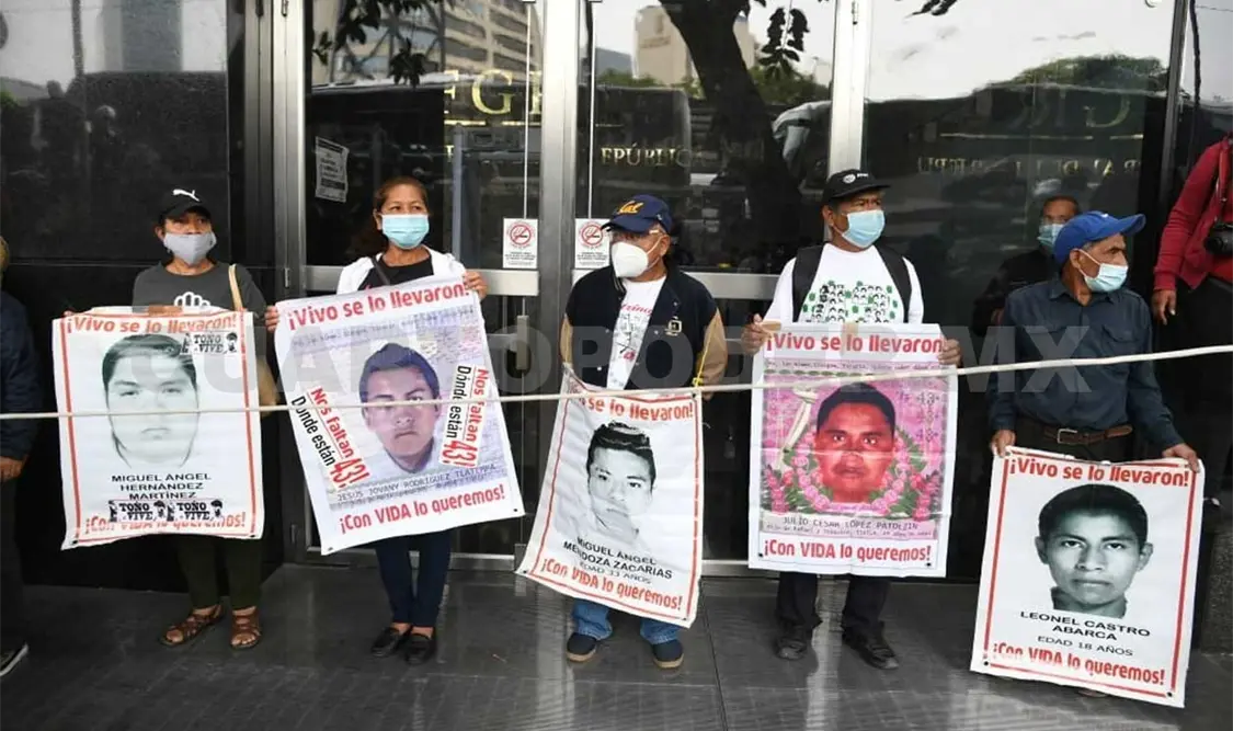 Padres de los desaparecidos se manifiestan en la FGR