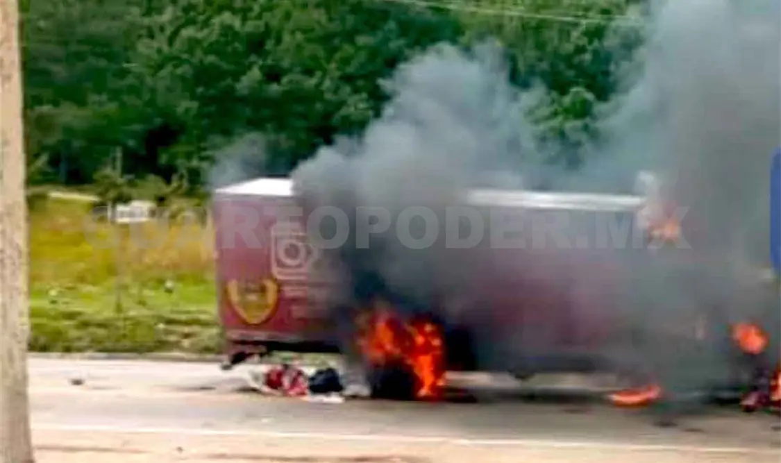 Bloquean maestros carretera de cuota y queman vehículo