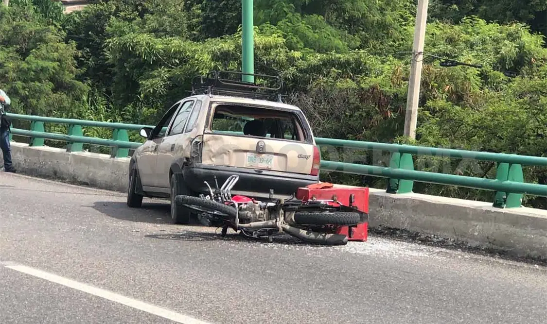 Motociclista al hospital tras estamparse contra Chevy