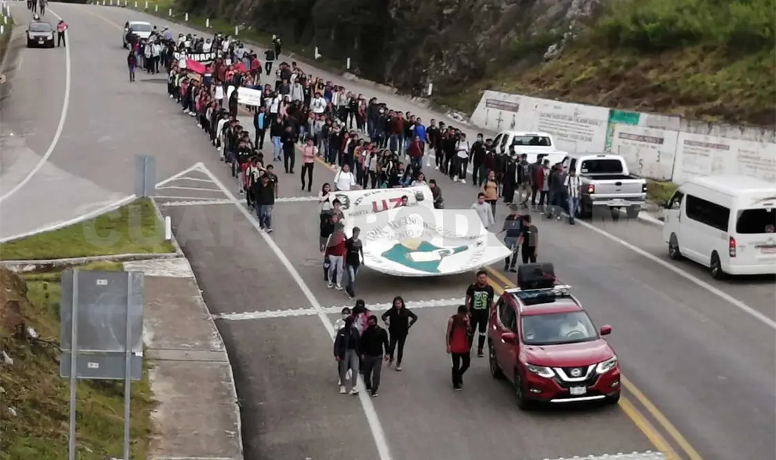 Decenas de estudiantes se concentraron en la carretera de cuota SCLC-Tuxtla de donde partieron hasta llegar a la Plaza de la Paz. Manuel Martínez / CP