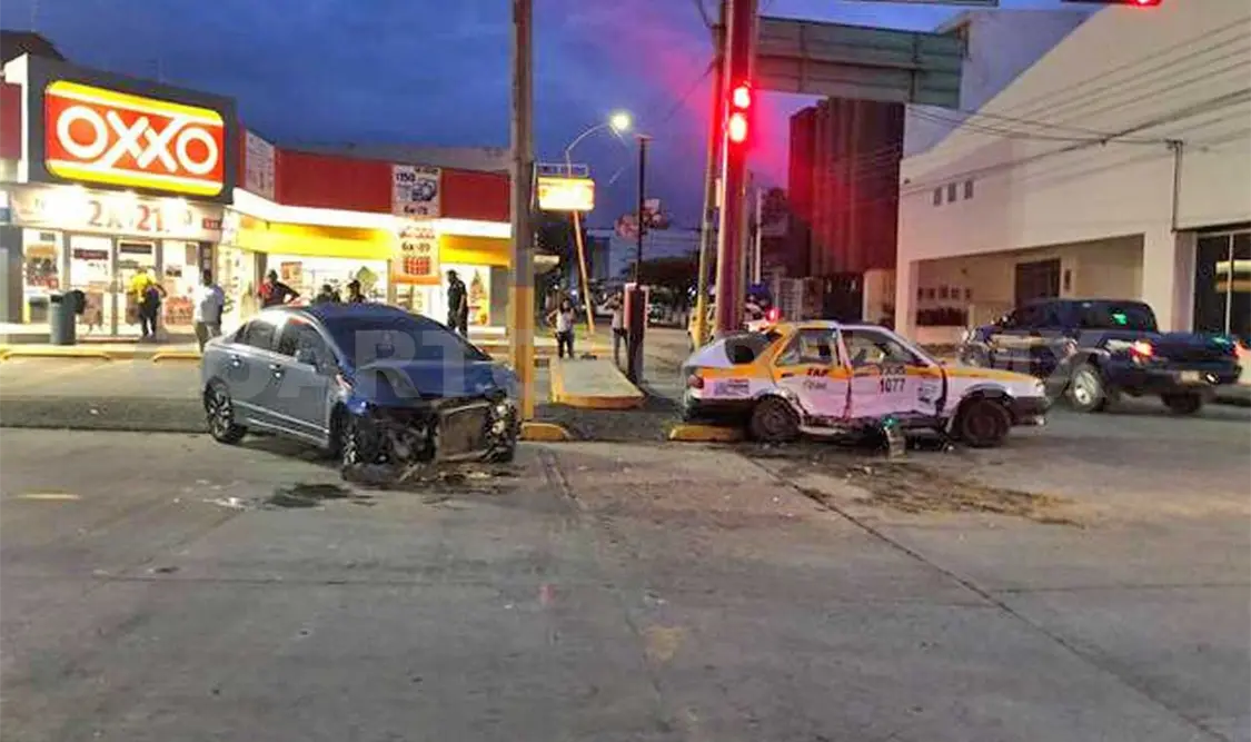 Al parecer Fernando “N” circulaba bajo los efectos del alcohol e impactó a un taxi al pasarse la luz del semáforo. CP