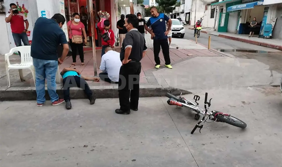 El joven ciclista se estrelló contra el parabrisas del automóvil en el cruce de la 3ª avenida Norte y 1ª calle Oriente. Ulises López / CP