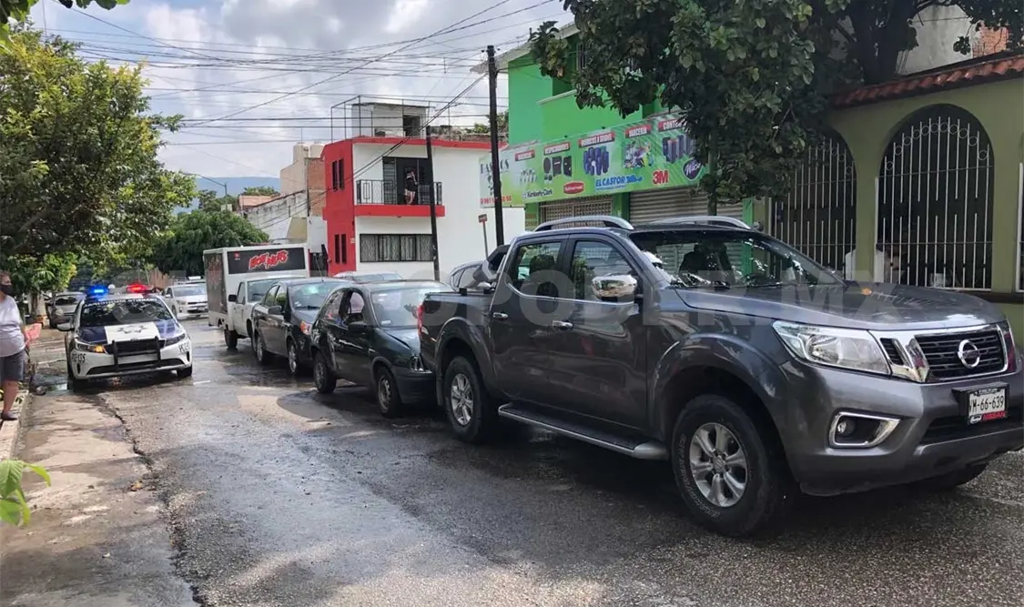 Al tomar conocimiento oficiales de Tránsito y Vialidad Municipal, los conductores lograron llegar a un acuerdo por los daños materiales. José Ortega / CP
