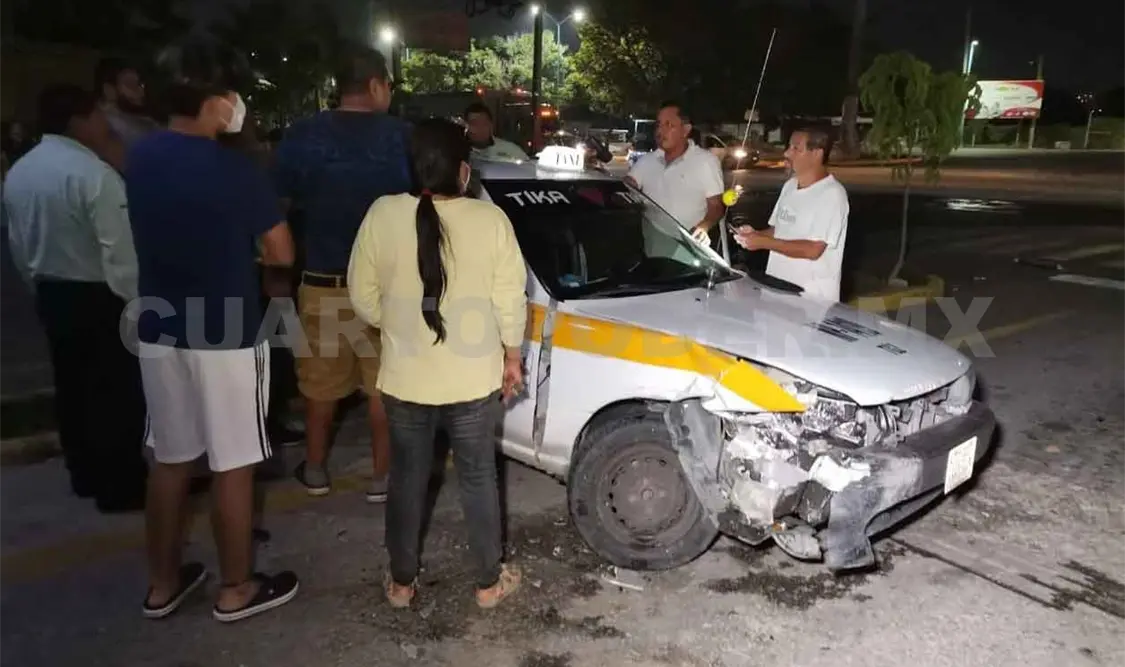 Por huir de policías, provoca percance