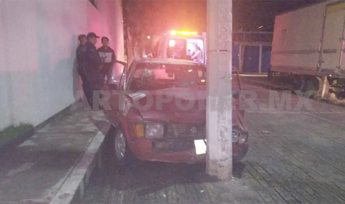 Choca automóvil contra poste