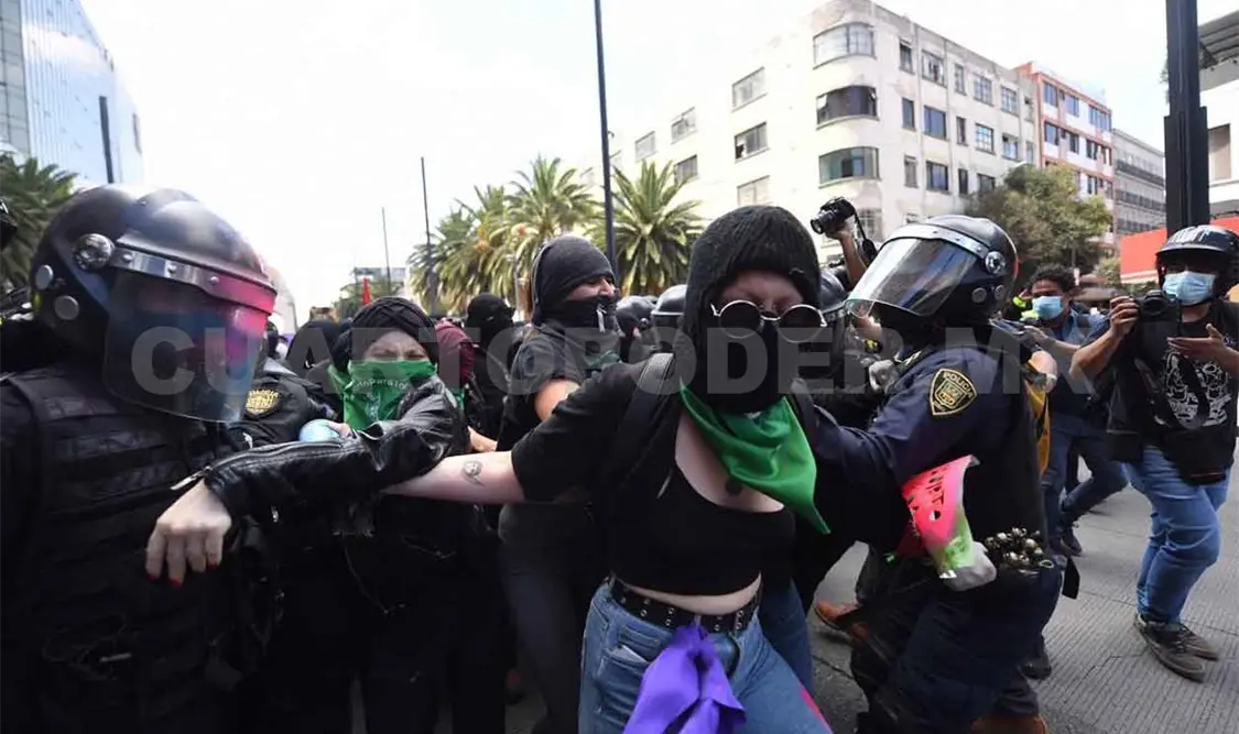 Mujeres proaborto se enfrentan a policías