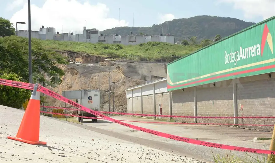 Tres colonias en riesgo por deslaves de tierra