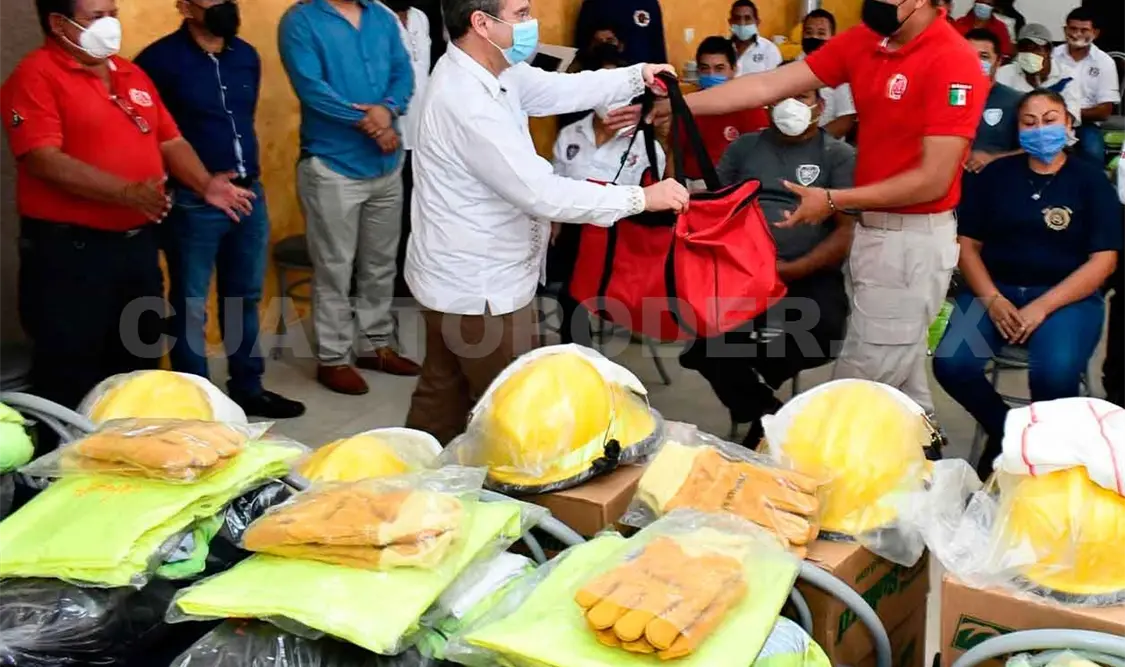 Entrega Brito equipamiento a bomberos de Chiapas