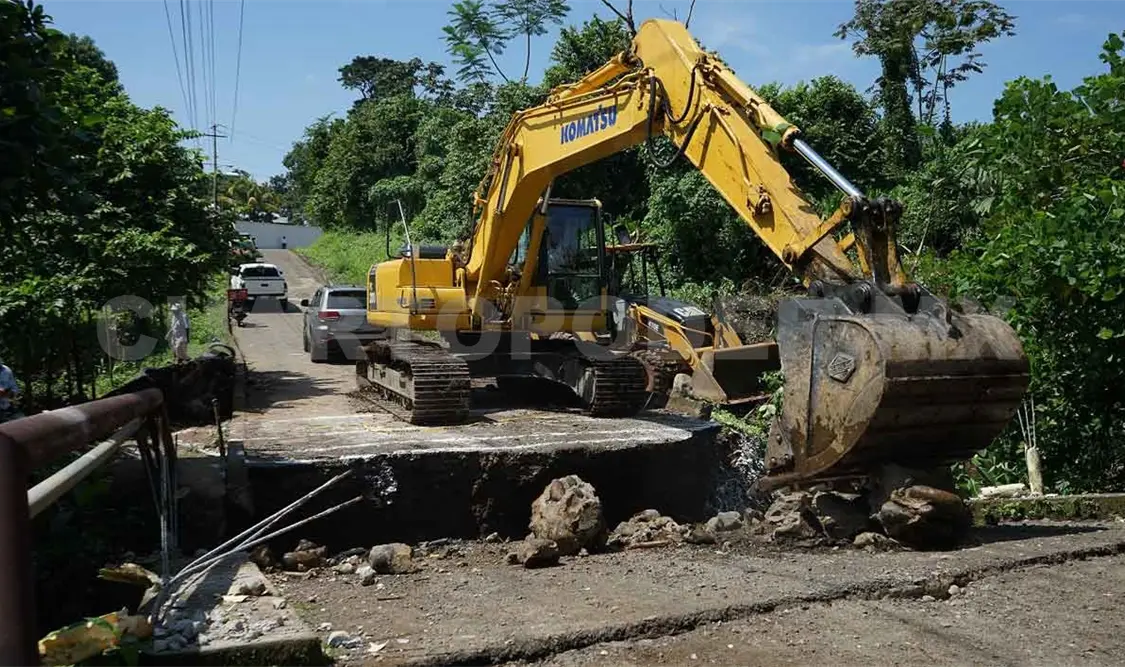 Inician reconstrucción de puente colapsado