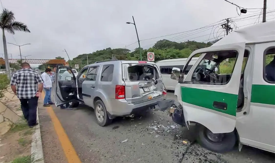 Aparatosa carambola de tres carros salda con un lesionado