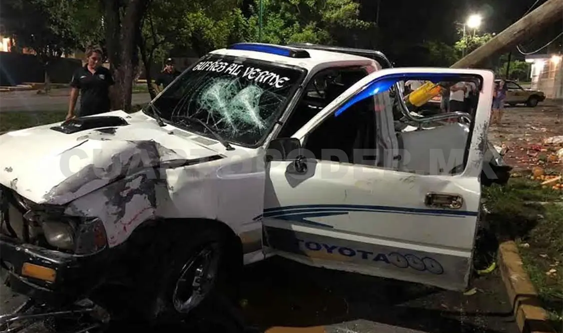 Conductor pierde el control y derriba poste
