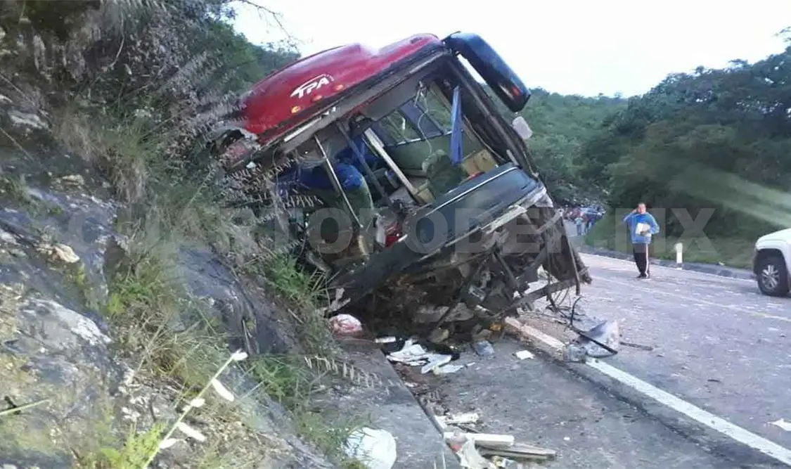 Trágico accidente se salda con 13 muertos y 21 heridos