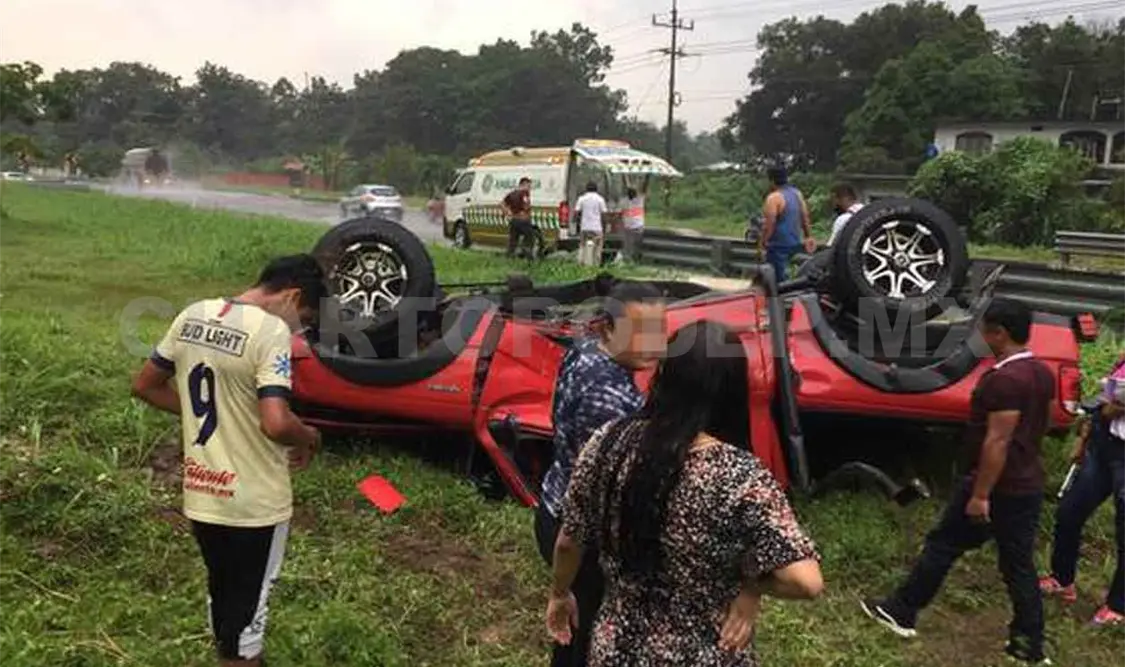 Dos lesionados tras volcadura de Pick up