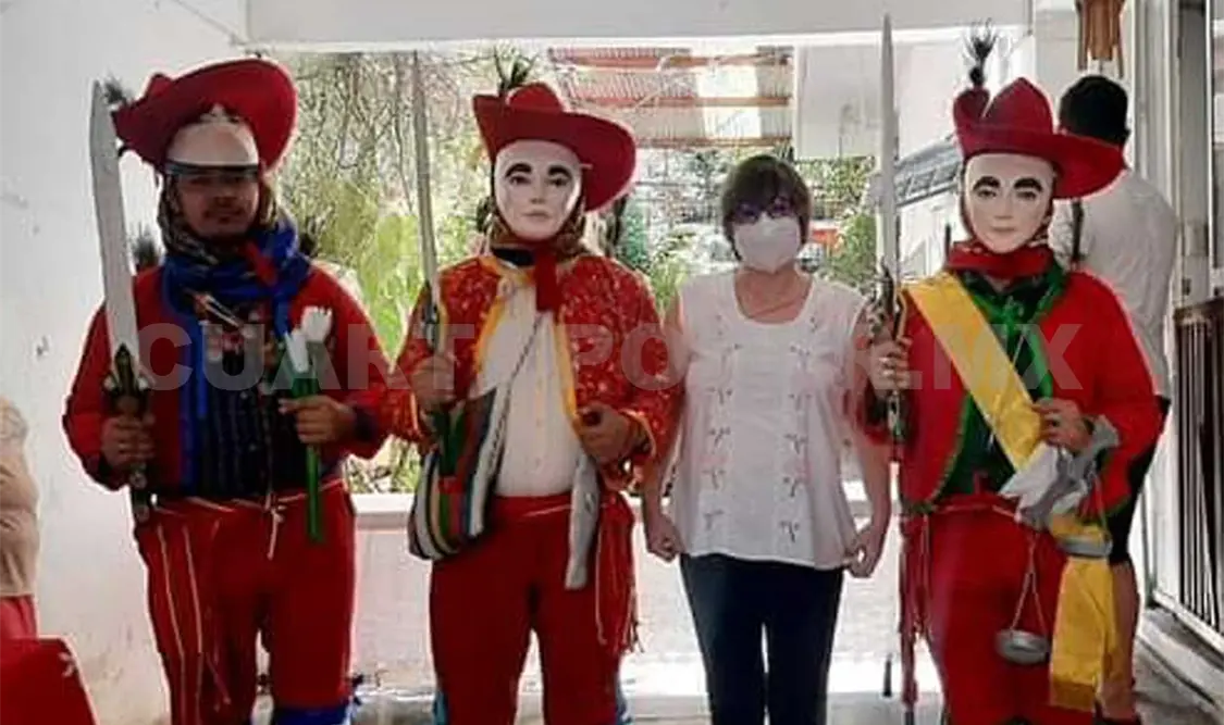 La maestra Sara Isabel, al lado de los danzantes. Cortesía