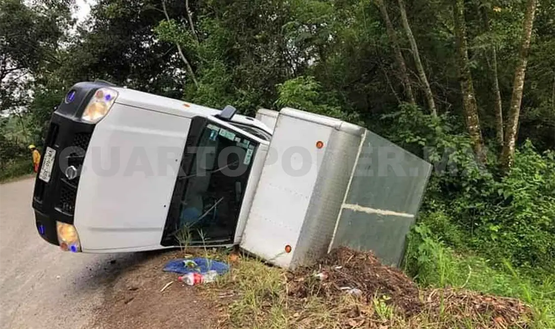 Acelerado conductor sufre salida de camino y vuelca