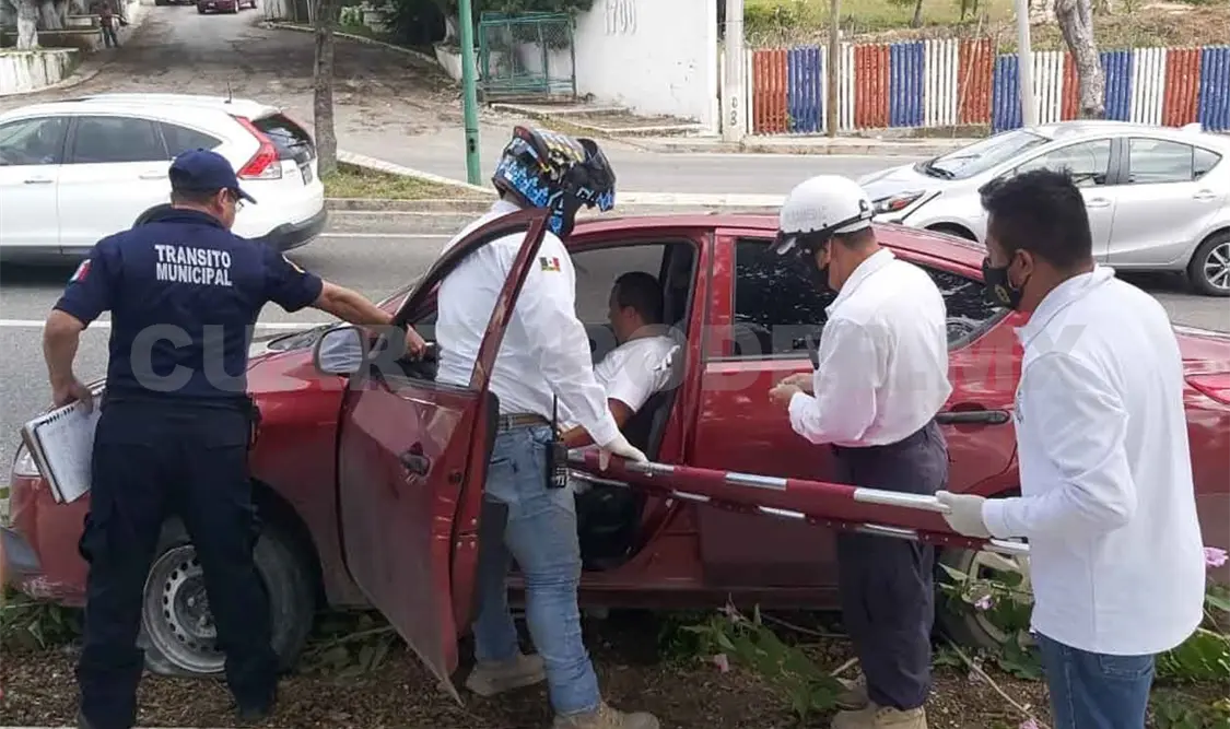 Vehículo sale del camino; una persona quedó herida