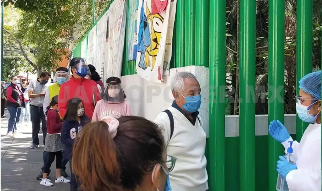 Largas filas para vacunarse contra la influenza