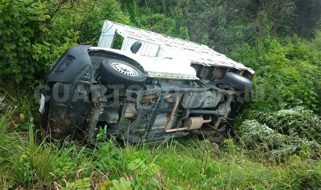 Camión queda volcado y conductor resulta ileso