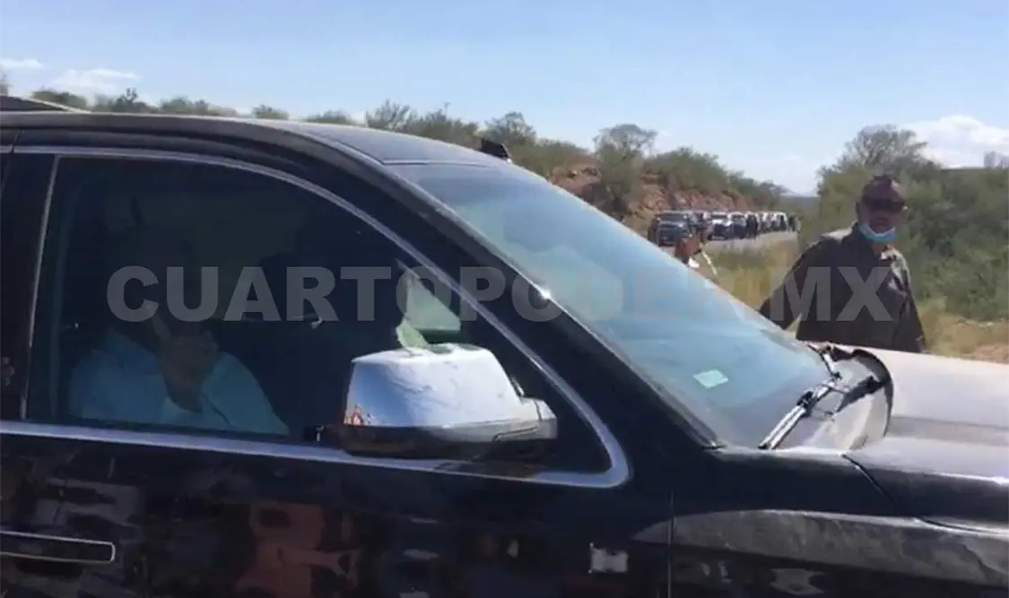 El presidente Andrés Manuel López Obrador arribó ayer por la tarde al ejido La Mora para reunirse en privado con la familia LeBarón. Agencias
