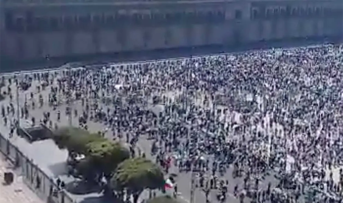 “Así se ve ahora el zócalo desde Catedral”, escribió un padre en Twitter y publicó un video. Twitter