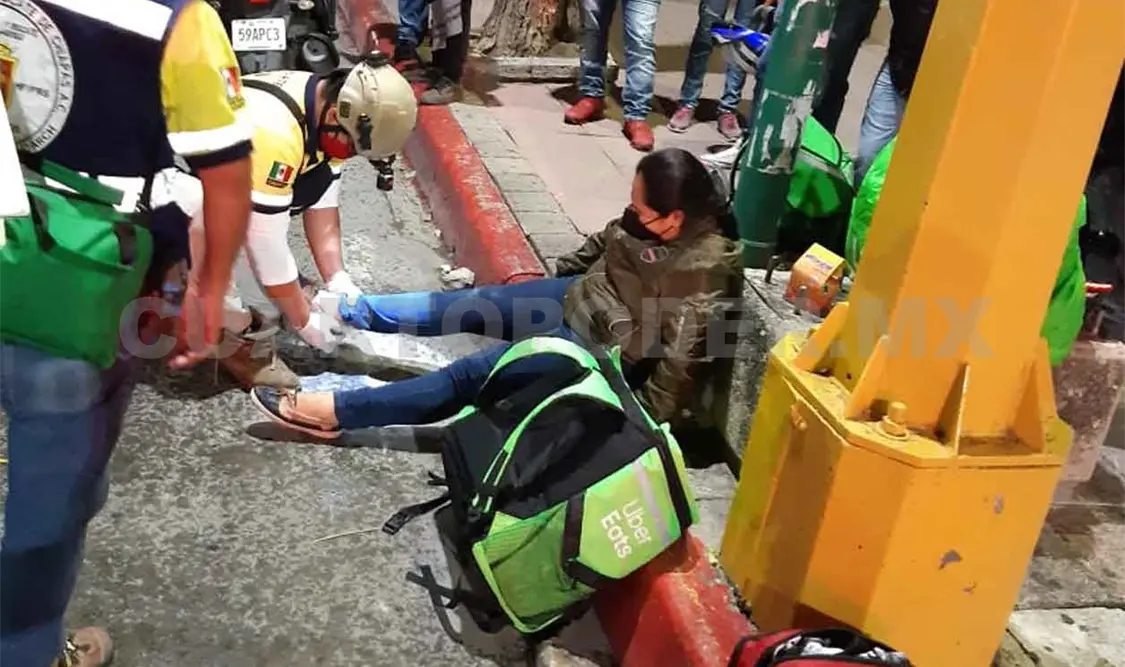 Moto le cierra el paso y termina derrapando