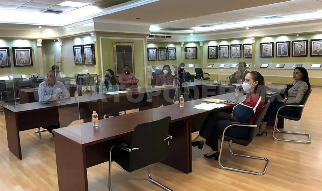 Participa en reunión de la Conatrib y senadores
